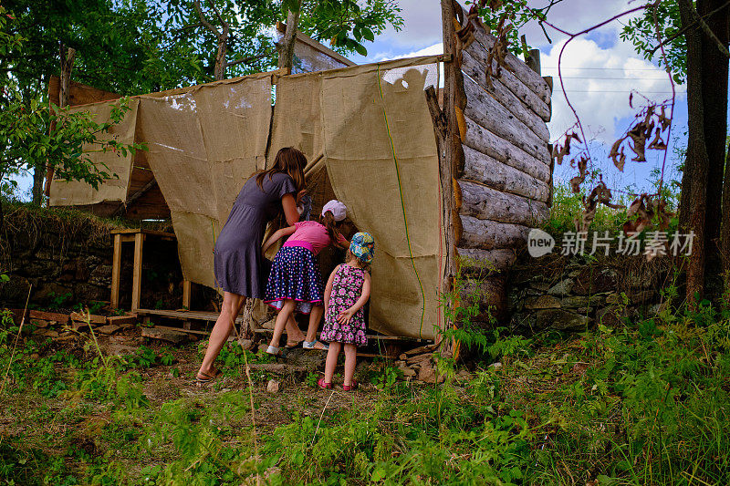 年轻的家庭在露营旅行中探索环保户外淋浴设施