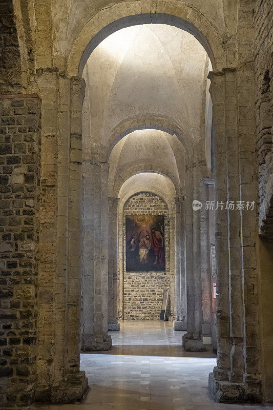 文堤米利亚大教堂的侧中殿，可以追溯到12世纪