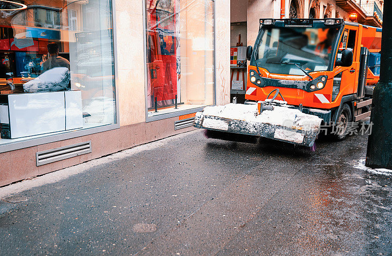 吹雪者清理了城市街道，经过了店面