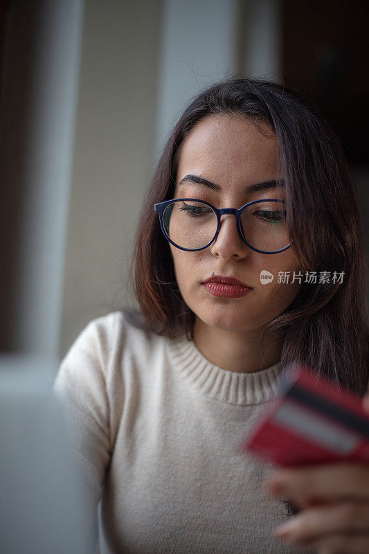 年轻女子正在网上购物。