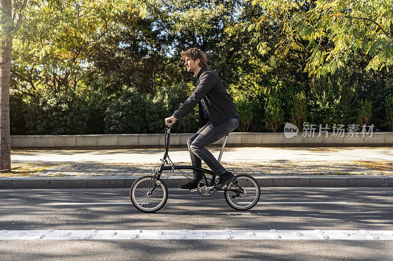 男人在街上骑自行车