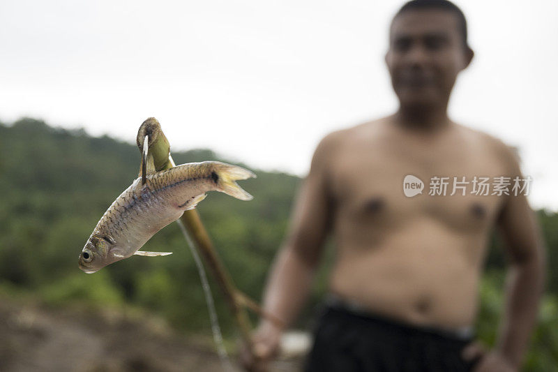 男人投鱼饵-库存照片