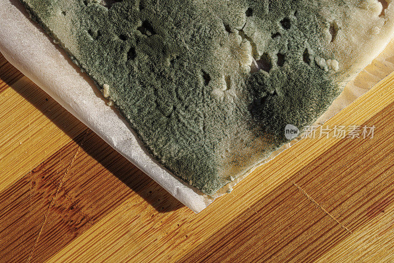 将奶酪片放在羊皮纸上，用绿色的模具。