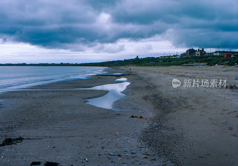 80年代旧正片扫描，暴风雨海滩在沃特福德，沃特福德郡，爱尔兰