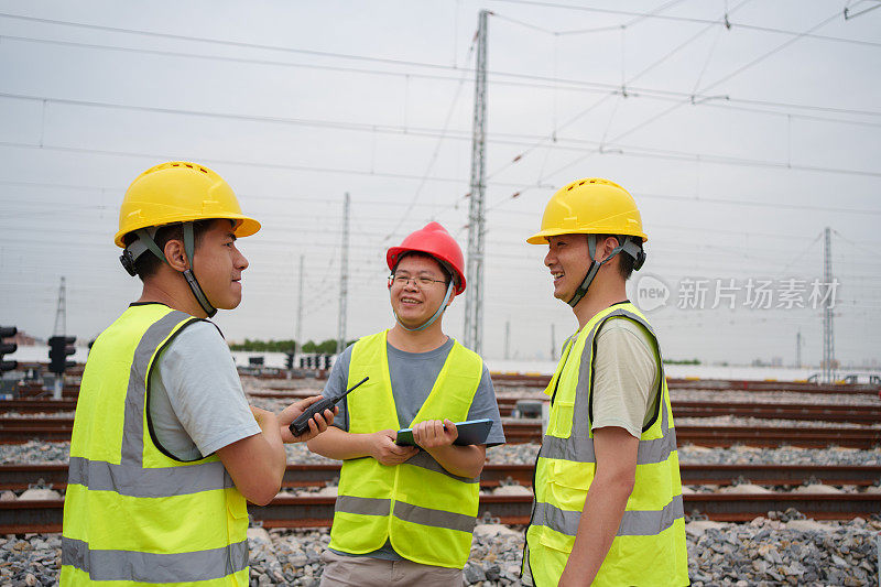 正在探索熟练的铁路工人