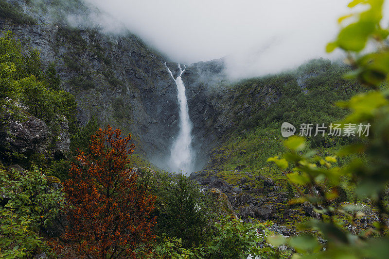 Mardalsfossen瀑布在挪威风景优美的绿色山谷的戏剧性的观点