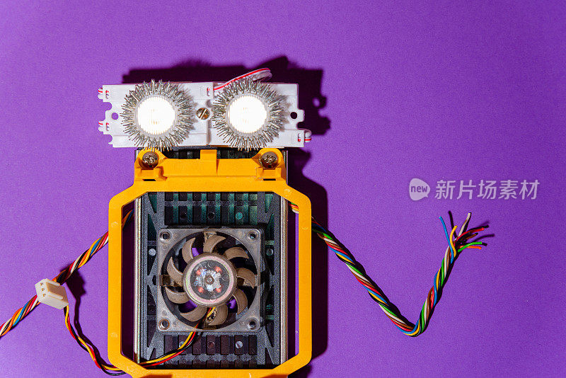 手工制作的机器人平面放置在arduino平台上。DIY。人工智能。蒸汽。紫色的背景。儿童和青少年的Stem教育，机器人和电子学。