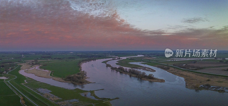 IJssel和Reevediep春季日落全景鸟瞰图