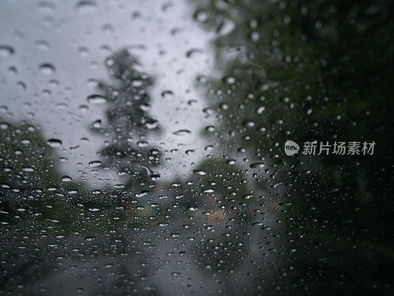 雨滴落在汽车上