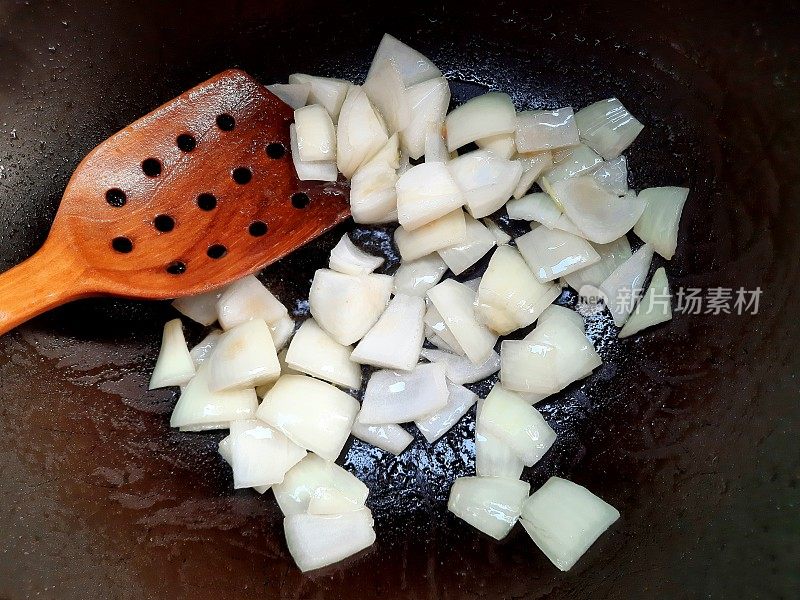 用煎锅煎洋葱碎。