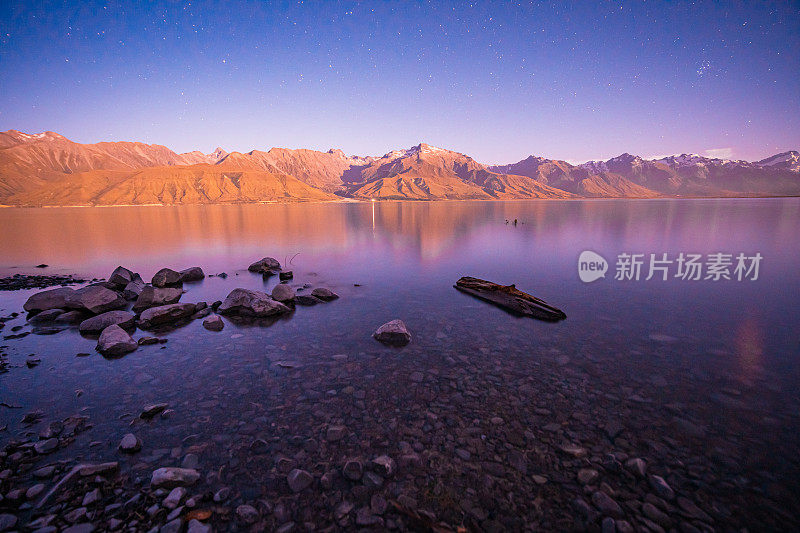 宁静的星空以普卡基湖的景观为背景。