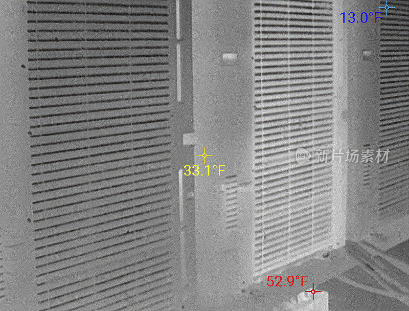 用摄氏测量法对屋顶空调系统中的冷却塔进行热检测。分体式系统安装及缺热检查
