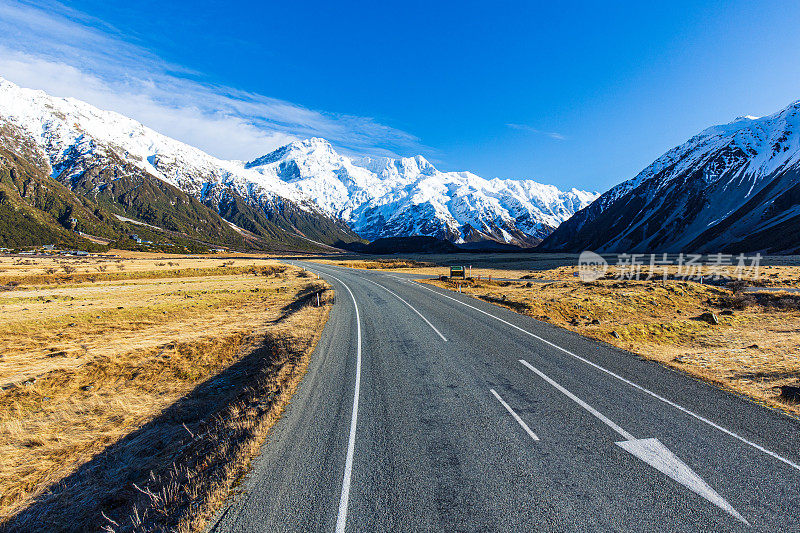 公路旅行主题的道路弯曲到戏剧性的雪山