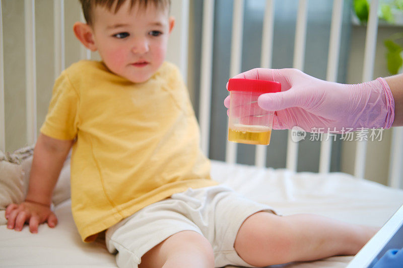 当医生怀疑孩子有潜在的健康问题时，儿科护士建议采集孩子的尿液样本进行分析。2岁左右(1岁11个月)