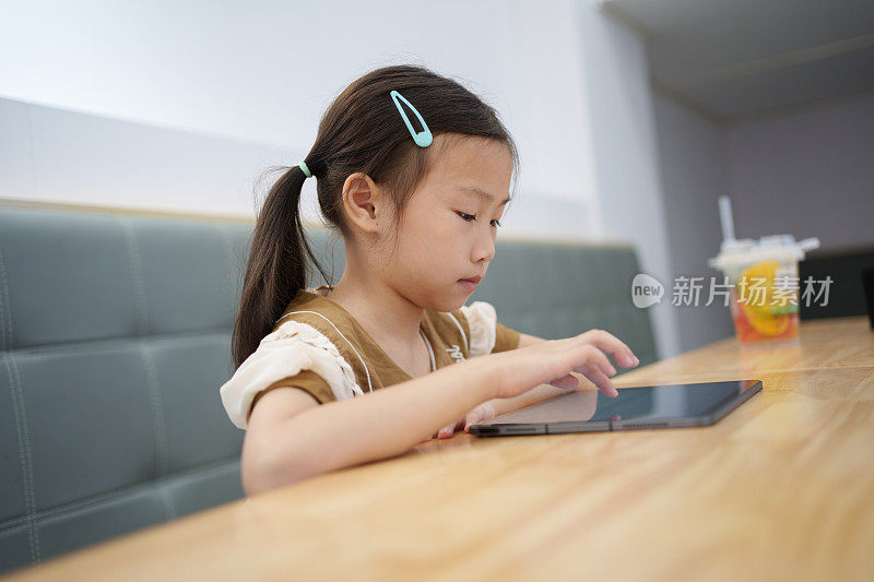 亚洲儿童使用平板电脑
