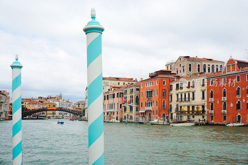 威尼斯大运河上的条纹系泊杆