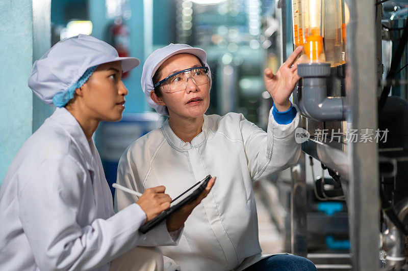 亚洲女性教学团队致力于食品和饮料安全工作。