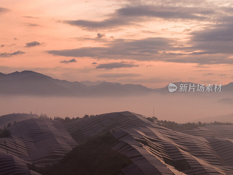 夕阳中的太阳能光伏电站