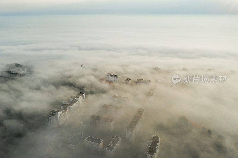 雾中的城市鸟瞰图。早晨的风景无人机摄影。可持续性。