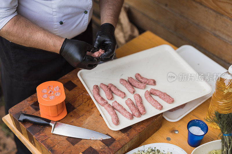 厨师用模具和刀把碎牛肉做成形状