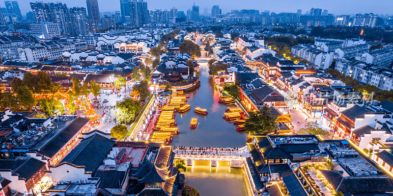 航拍照片上的游船穿梭在秦淮河在南京，江苏省，中国