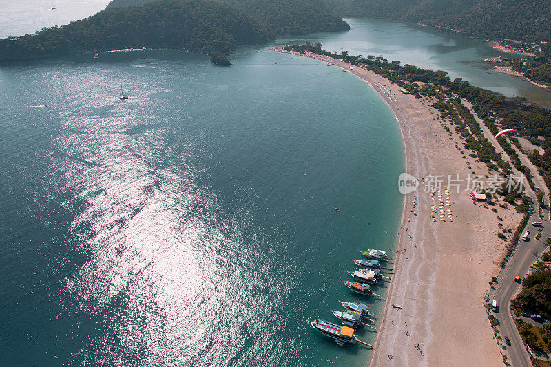 爱琴海海滩鸟瞰船