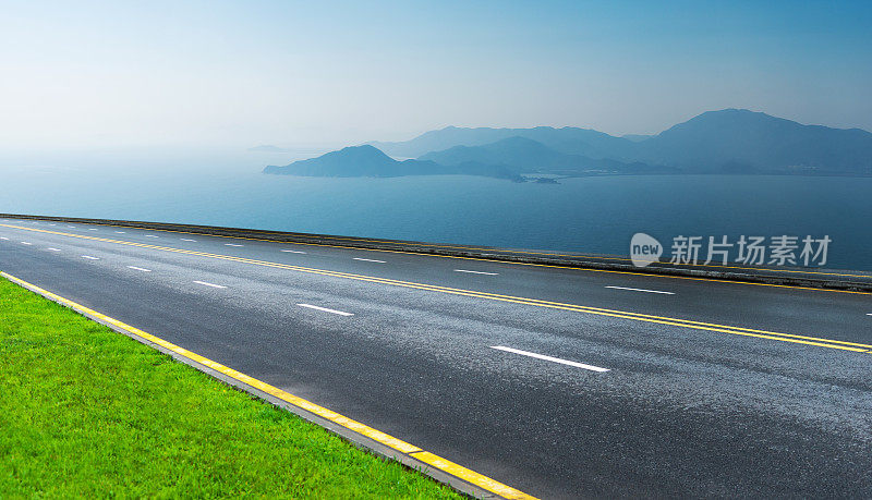 海边有一条沥青公路