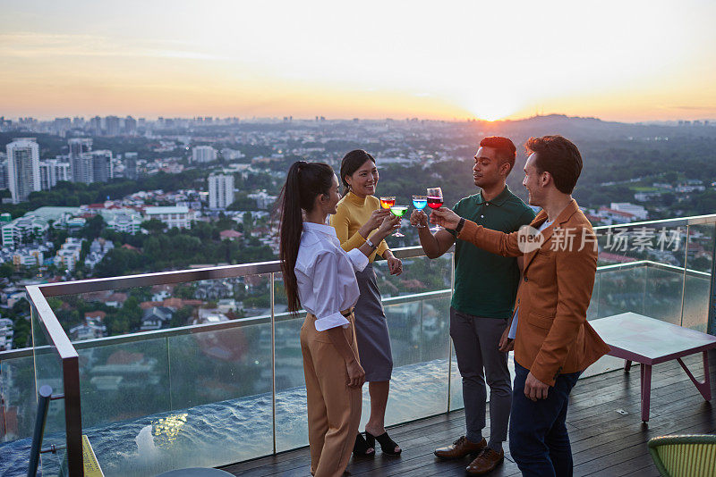 会议结束后，美丽的亚洲女商人和商人在屋顶酒吧喝酒聊天