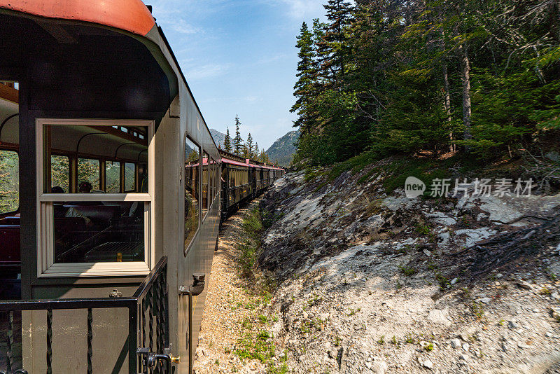 美国阿拉斯加州怀特山口山顶游览列车。