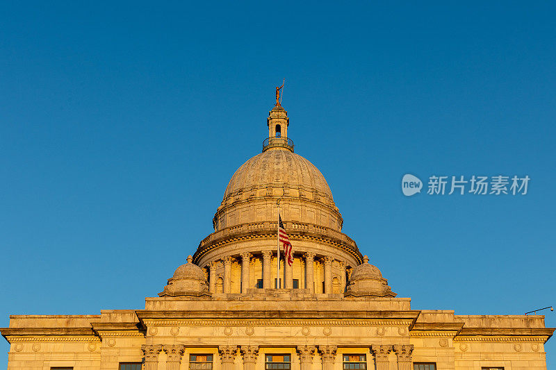 夕阳下的罗德岛州议会大厦