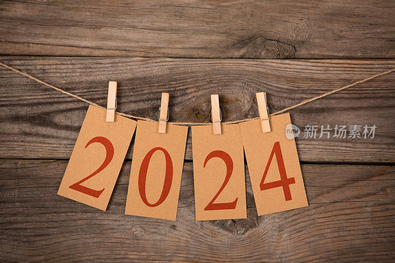 新的一年2024概念剪纸卡片上的木材背景