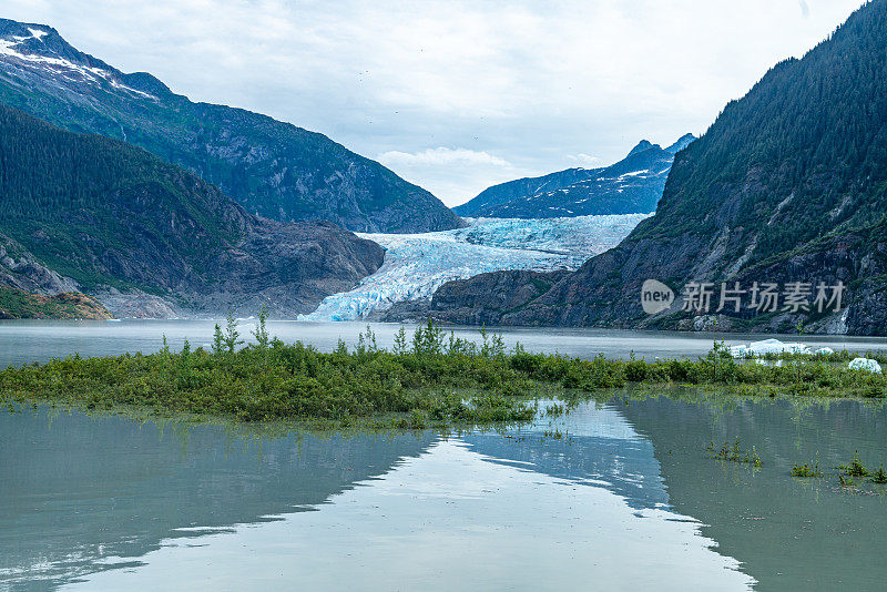 阿拉斯加朱诺的门登霍尔湖和门登霍尔冰川景观