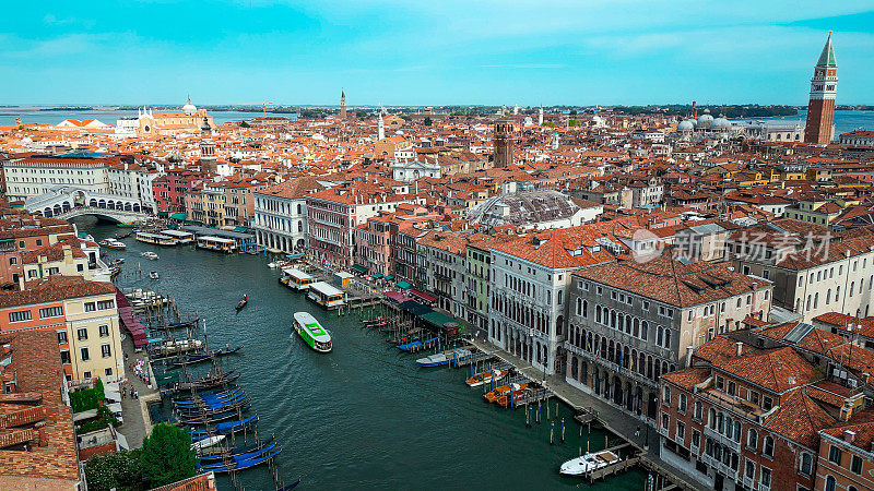 意大利威尼斯鸟瞰图，威尼斯建筑和运河的无人机拍摄，威尼斯里亚托桥鸟瞰图，贡多拉和里亚托桥