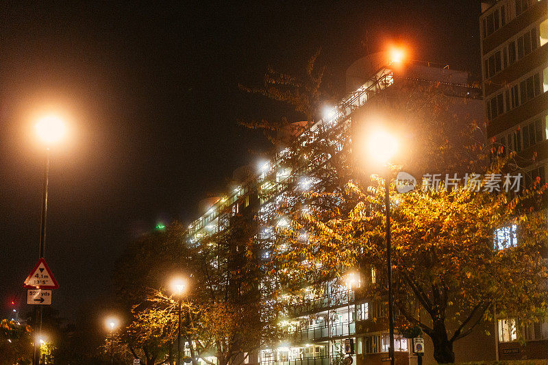 英国伦敦，夜晚灯火通明的公寓楼