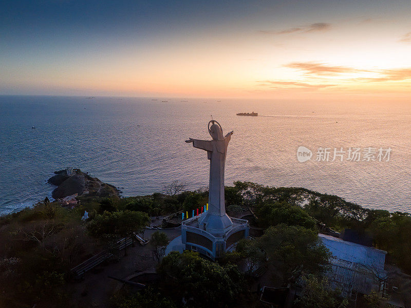 鸟瞰越南凤头市，俯瞰这座宁静美丽的海滨城市，站在凤头市Nho山上的基督雕像后面。