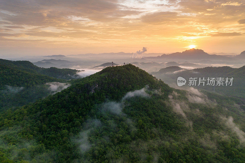 清晨的风景，金色的光线，日出，雾气笼罩着森林。