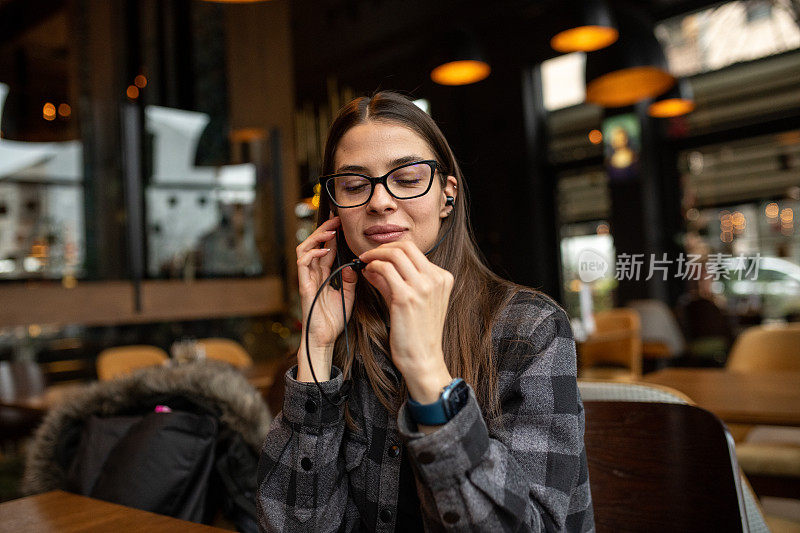 女人戴着带麦克风的有线耳机