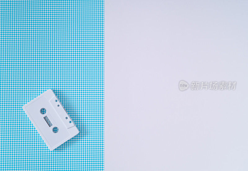 白色和蓝色背景上的复古白色音频盒式磁带布局。老技术创意理念。80的审美。老式录音带的想法。复古时尚怀旧。复古未来主义。