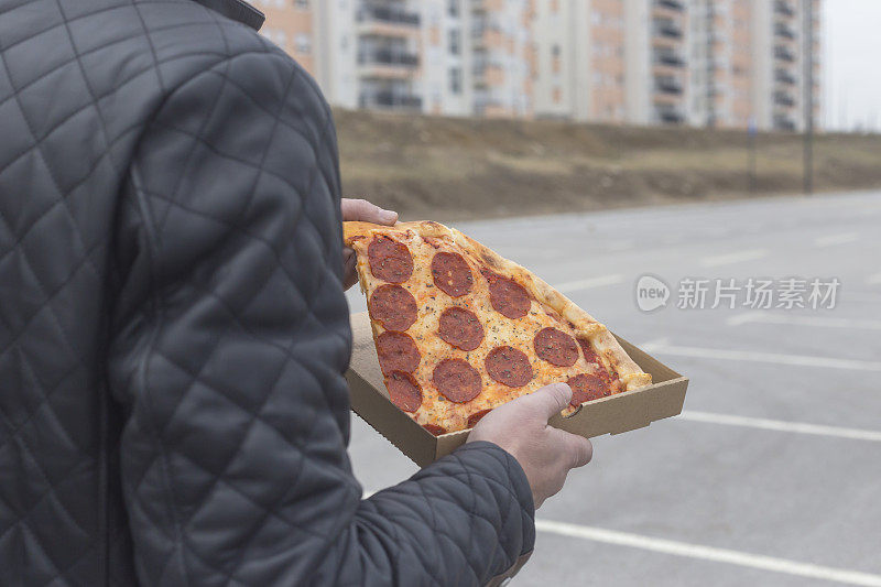 拿出食物，披萨