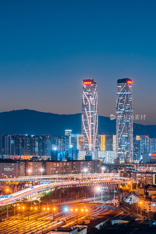 中国云南昆明双子塔和昆明火车站夜景