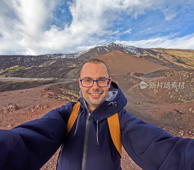 年轻人在意大利卡塔尼亚西西里岛埃特纳火山的西尔维斯特里火山口自拍