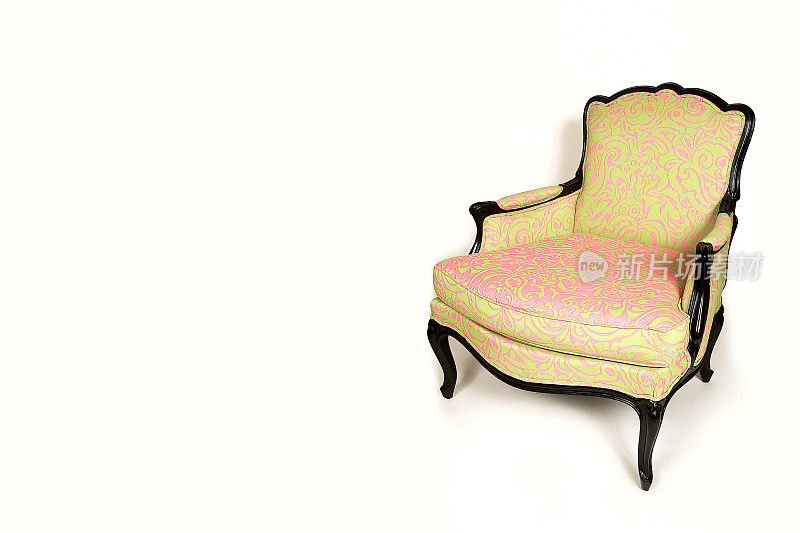 复古风格的黄粉色扶手椅，白色背景上的复古家具