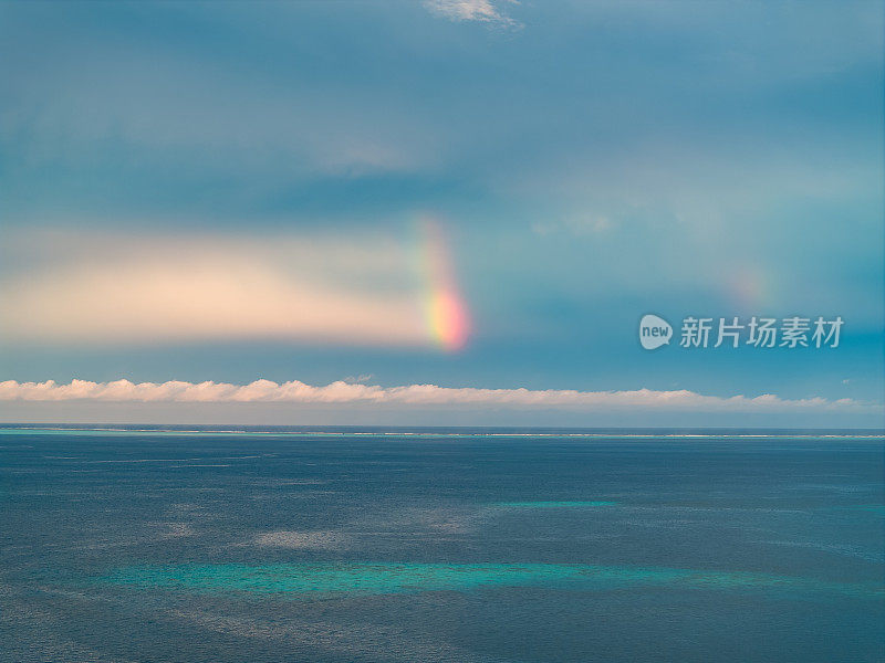 海洋上的彩虹，蓝天和远处的云