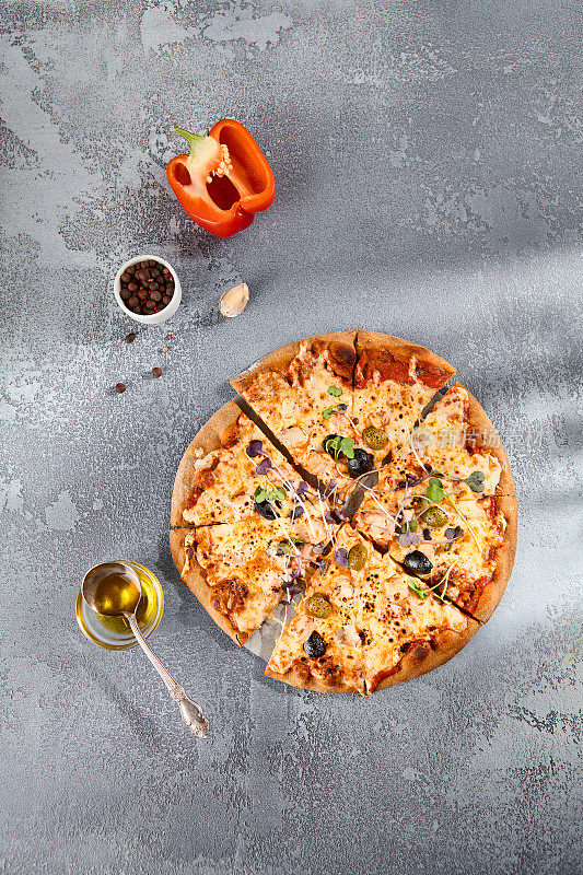番茄披萨与橄榄和奶酪，从上面看，提供一个经典的味道与一个有纹理的背景上的美食介绍