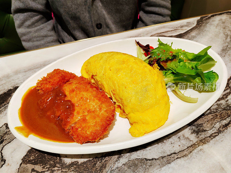 日式咖喱猪肉汤加饭煎蛋卷