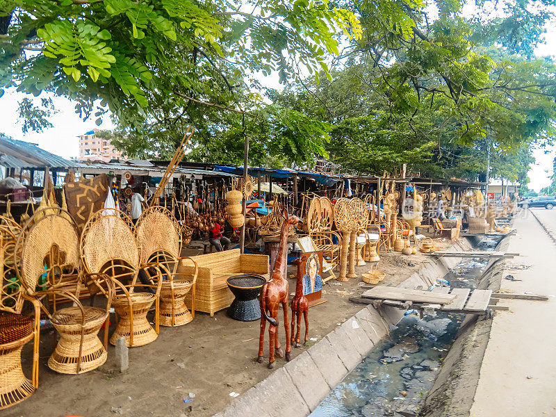 刚果民主共和国金沙萨的街头市场