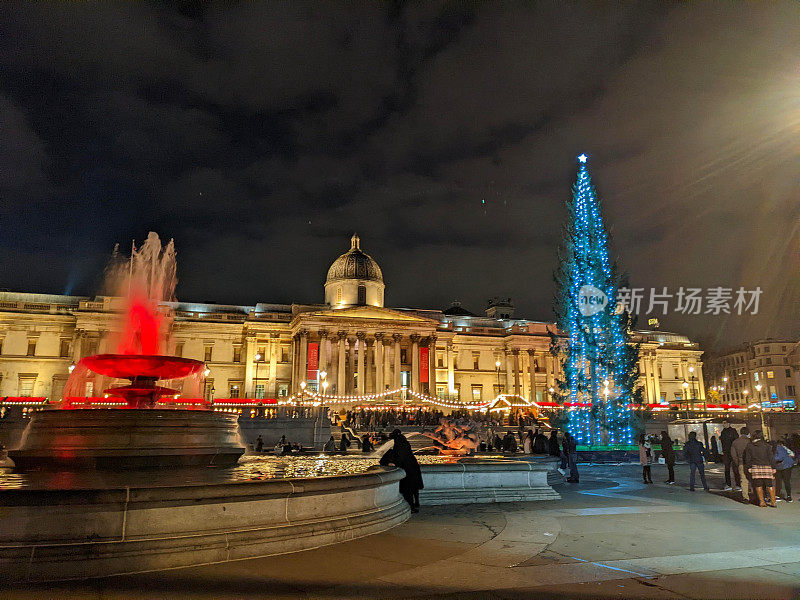 国家美术馆前的特拉法加广场上热闹的户外圣诞市场，有挪威送来的彩灯圣诞树和夜晚的喷泉