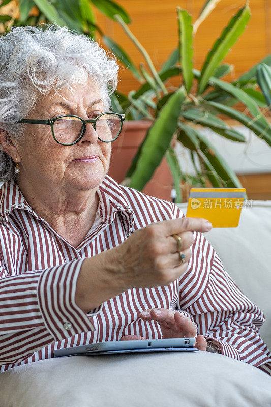 白人祖母在看银行信用卡