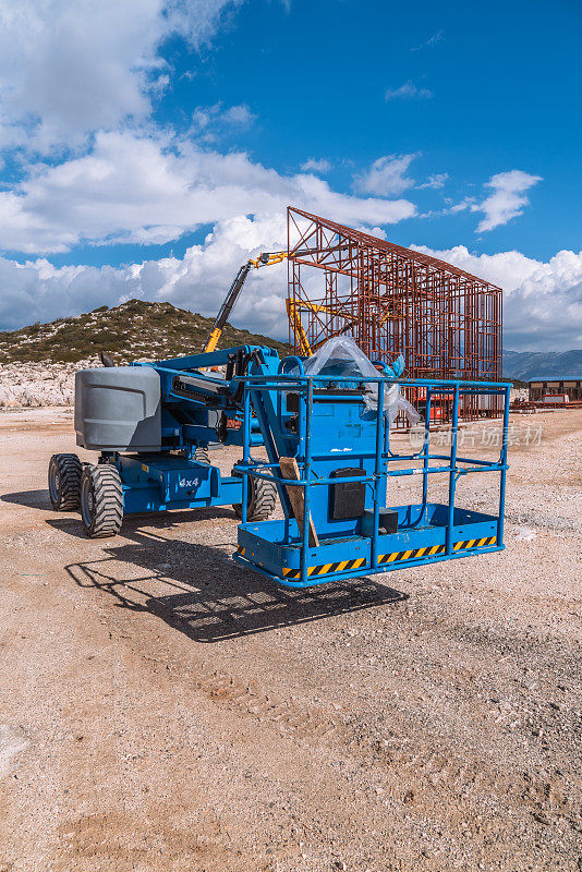 工业建筑工地起重起重机牵引车。建筑工业用重型机械