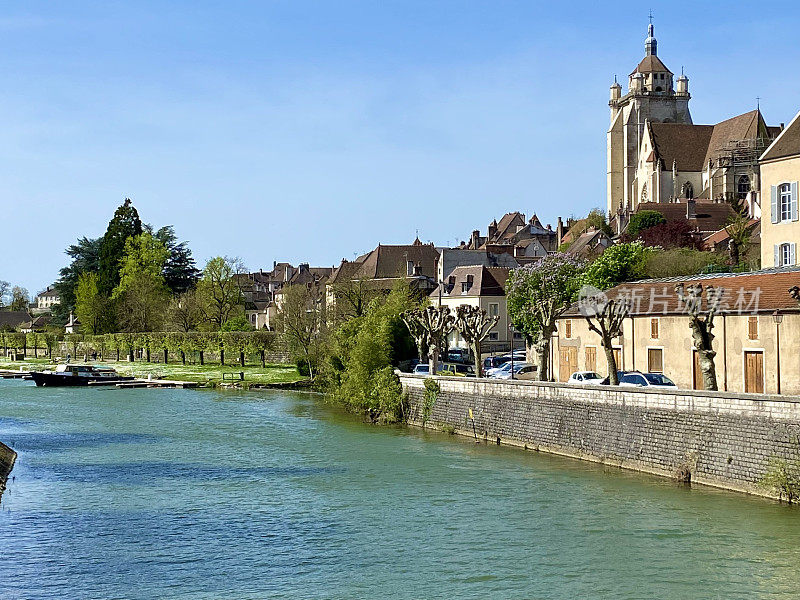 法国-多尔村-建筑的老城区和水道与绿色的水